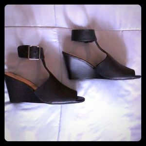 Black wedge sandals. 6.5. KAARI blue.